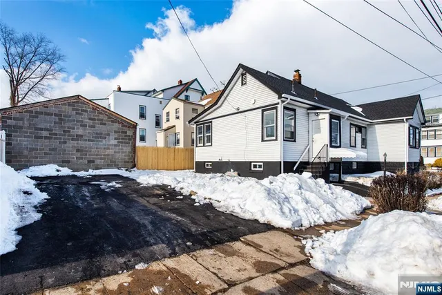 $579,900 | 252 Keer Avenue, Newark, NJ 07112