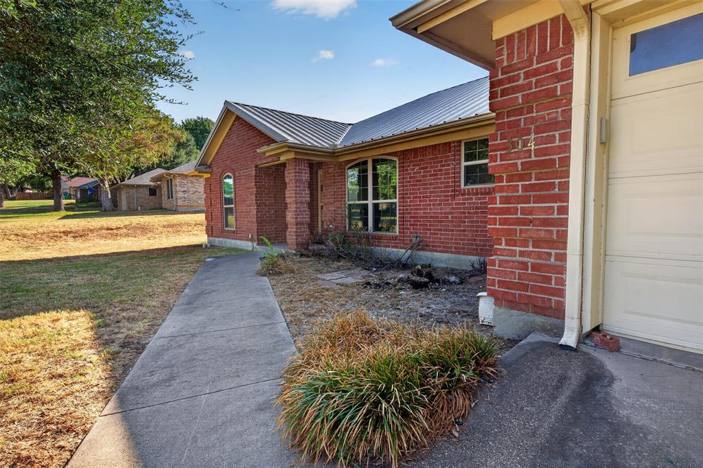 304 Edgehill Road Joshua, TX 76058 - Photo 2 of 25 Gallery Image 2