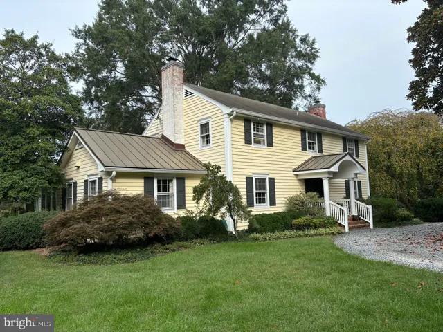 a view of a yard in front of house
