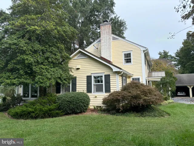 a view of a house with backyard and garden