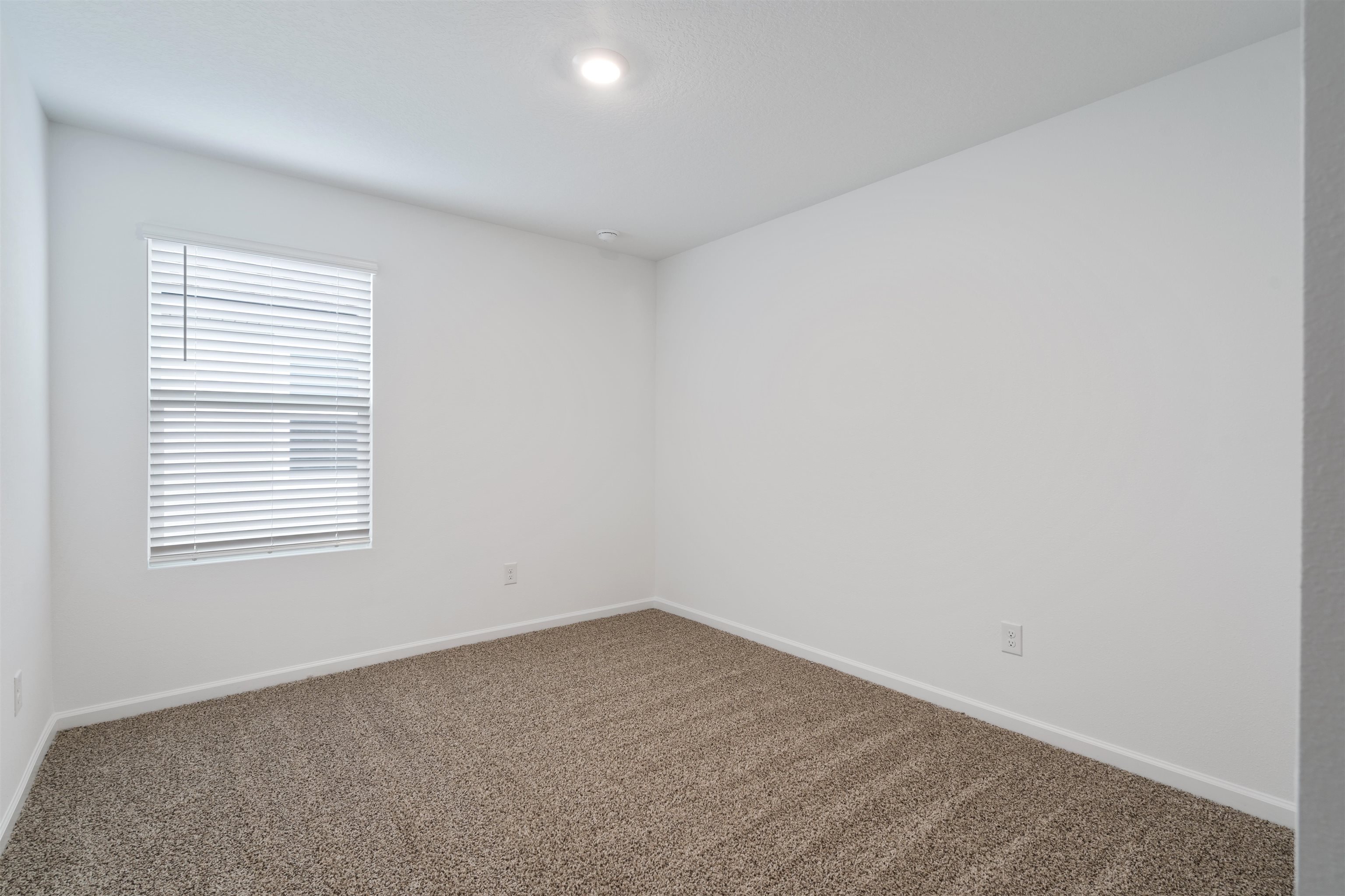 861 Orellana Road St. Augustine, FL 32084 - Photo 18 of 40 an empty room with a window