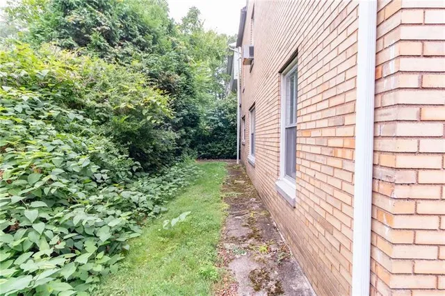 a view of a pathway with a yard