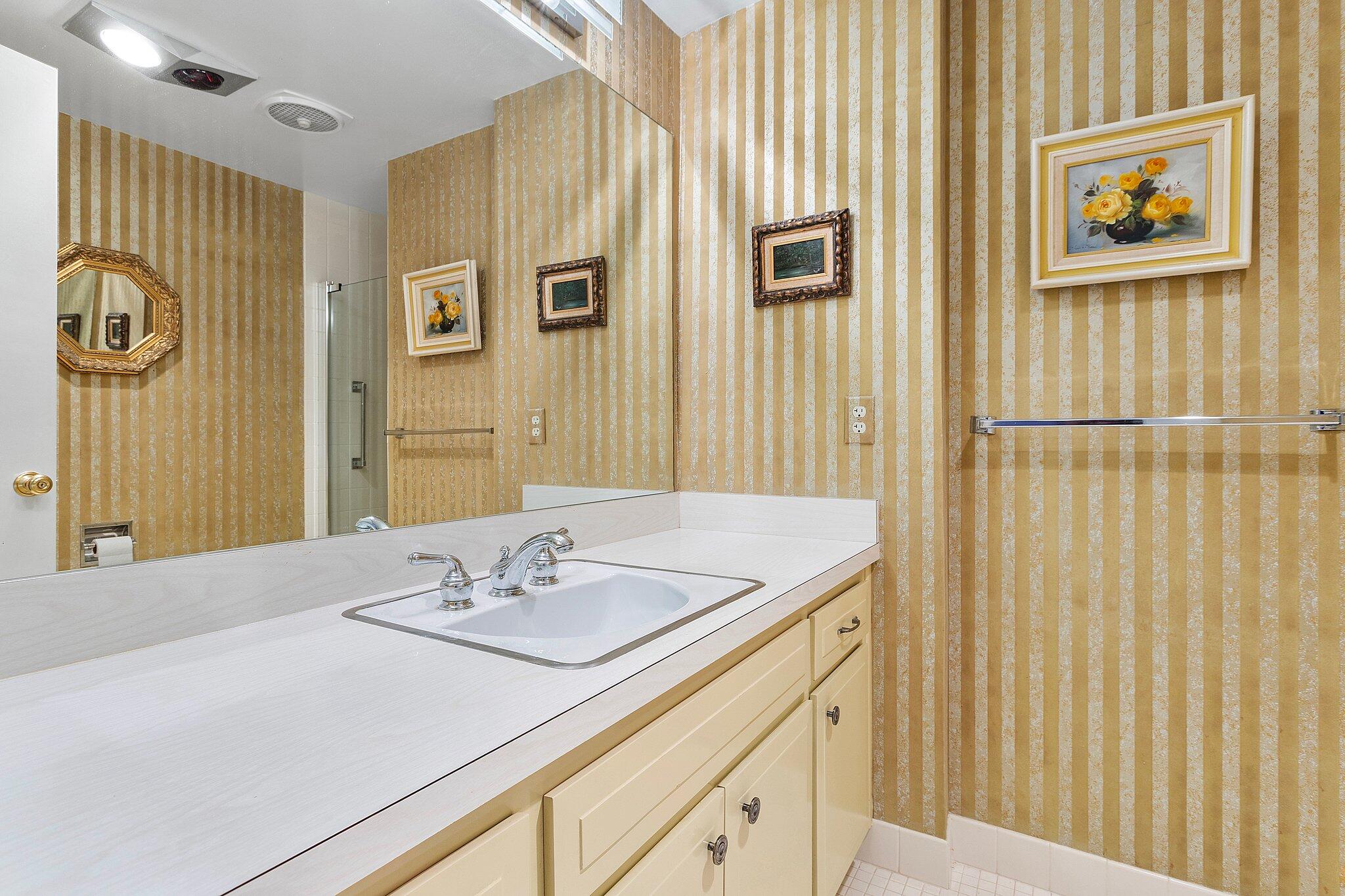 50 E Road, Unit 8D Delray Beach, FL 33483 - Photo 28 of 31 2nd Bathroom