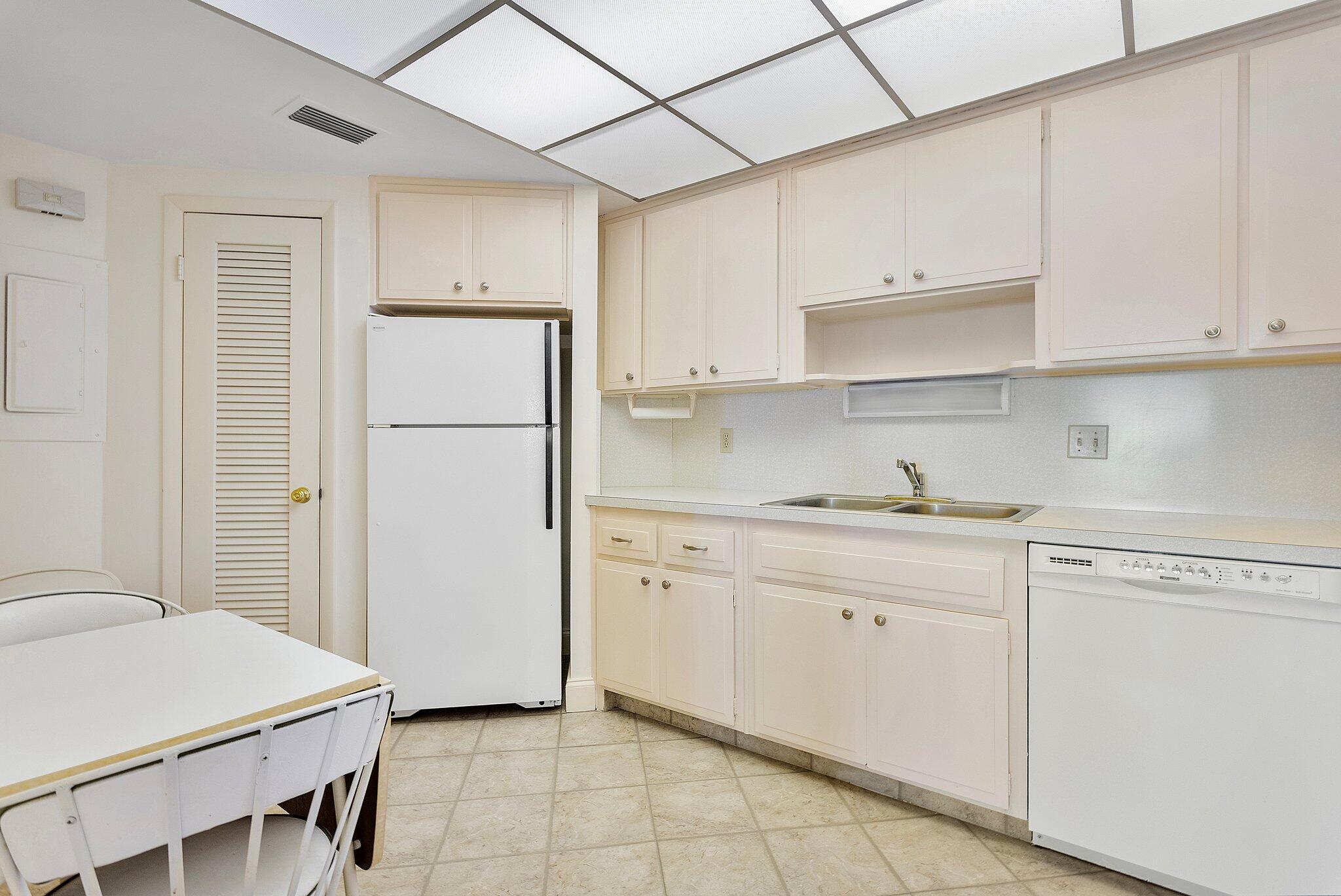 50 E Road, Unit 8D Delray Beach, FL 33483 - Photo 30 of 31 Eat In Kitchen