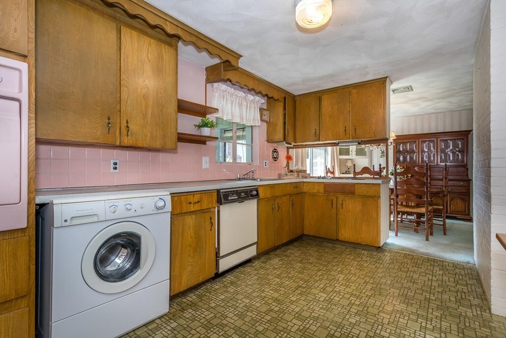 20 Ridgehill Road Canton, MA 02021 - Photo 5 of 16 Gallery Image 5