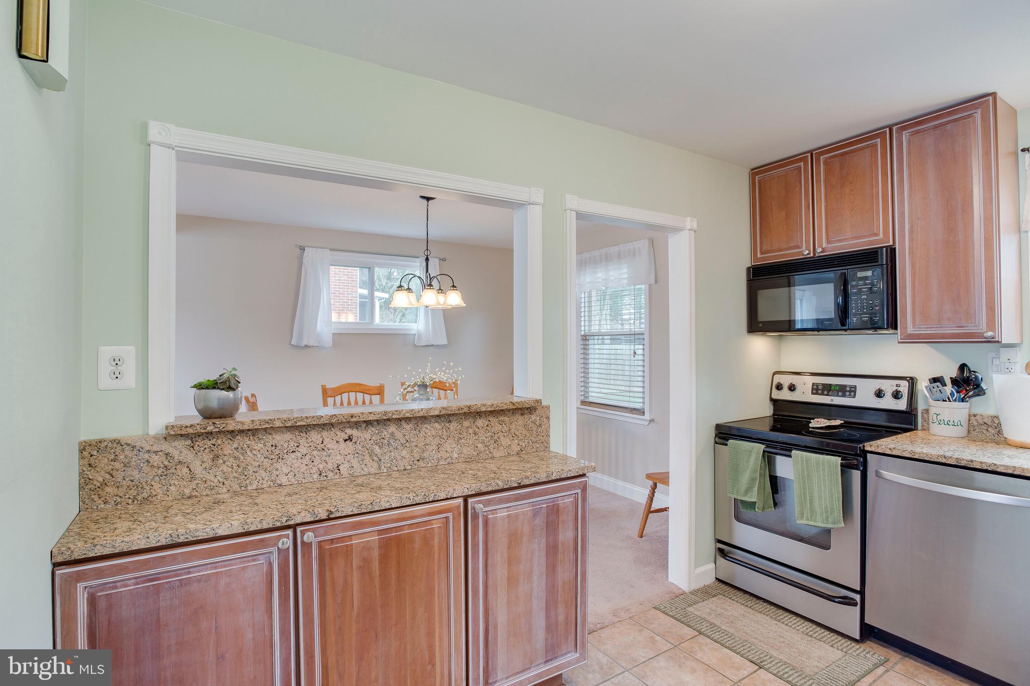 1913 Rollingwood Road Baltimore, MD 21228 - Photo 14 of 33 S/S appliances + granite counters
