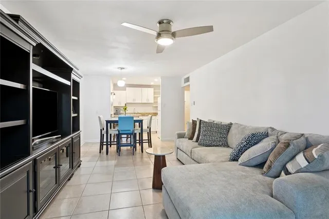 $1,200 | 812 Martin Behrman Avenue, Unit G, Metairie, LA 70005