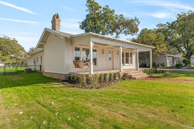 a view of a house with backyard and garden