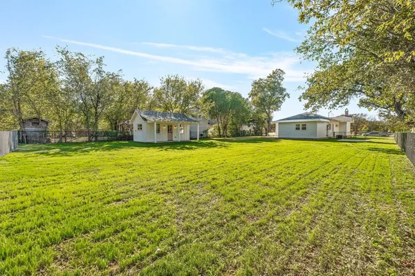 $425,000 | 915 Cherry Street, Graham, TX 76450