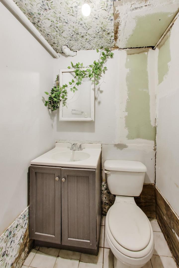 11746 South Racine Avenue Chicago, IL 60643 - Photo 13 of 24 a bathroom with a sink toilet and shower
