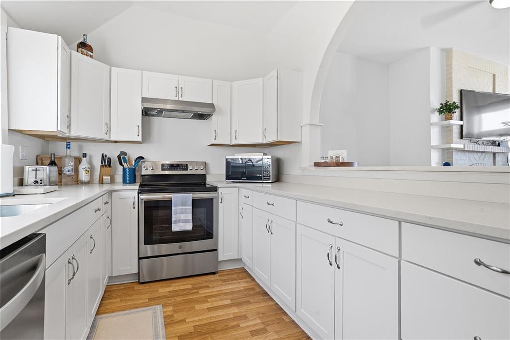 7 Ridgemead Fields Drive Verona, PA 15147 - Photo 17 of 42 Stainless appliance and white finishes lend a modern aesthetic.