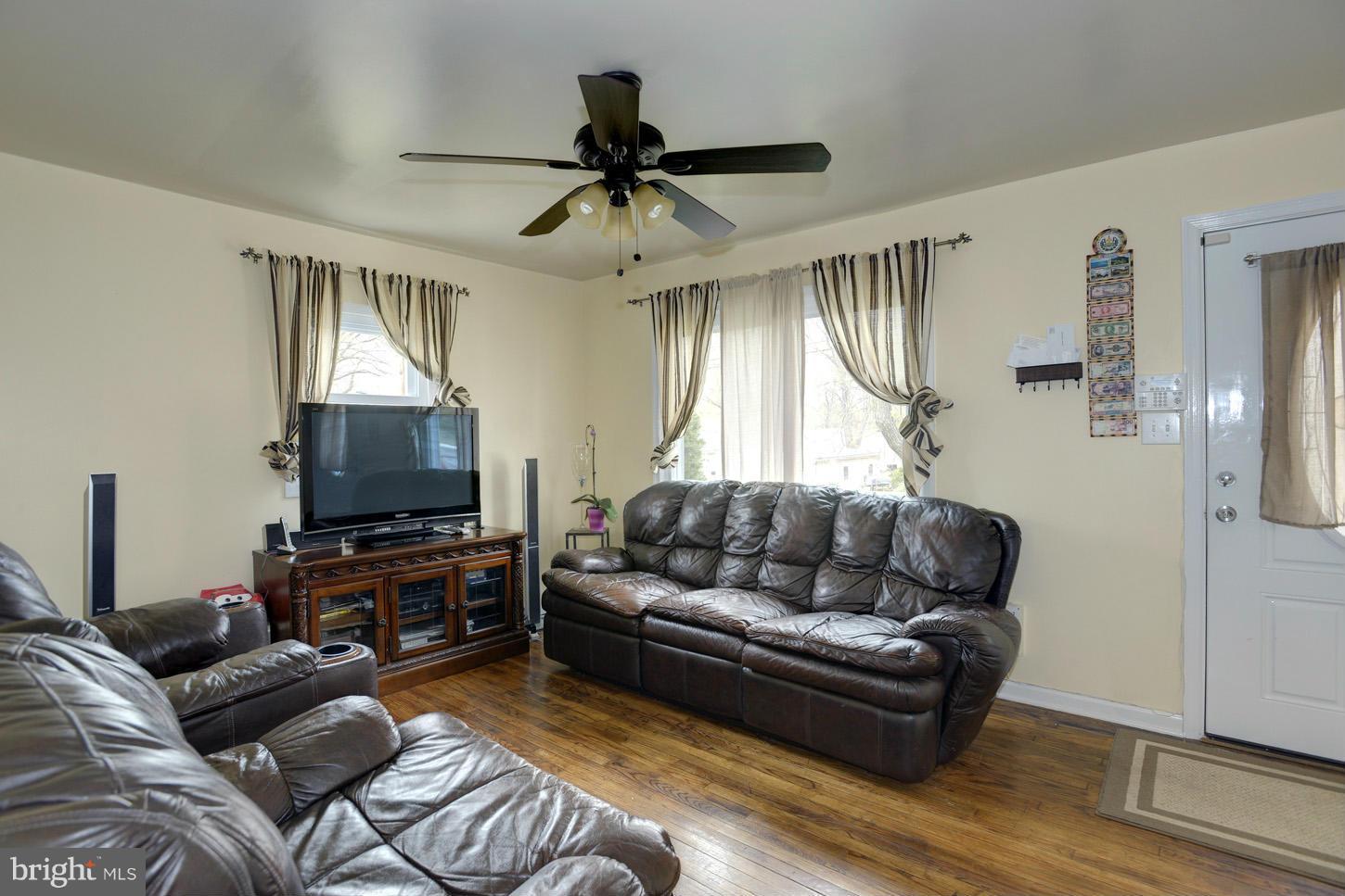 12320 Charles Road Silver Spring, MD 20906 - Photo 3 of 18 Living Room