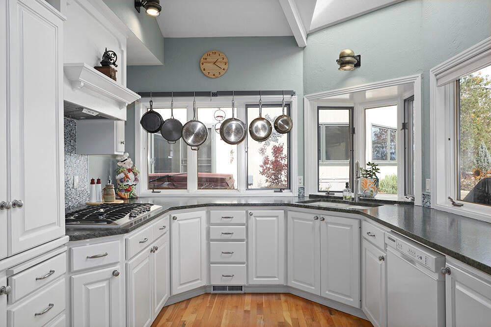 2255 Johns Peak Road Central Point, OR 97502 - Photo 6 of 36 Kitchen