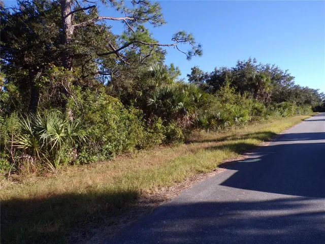 a view of lake from yard
