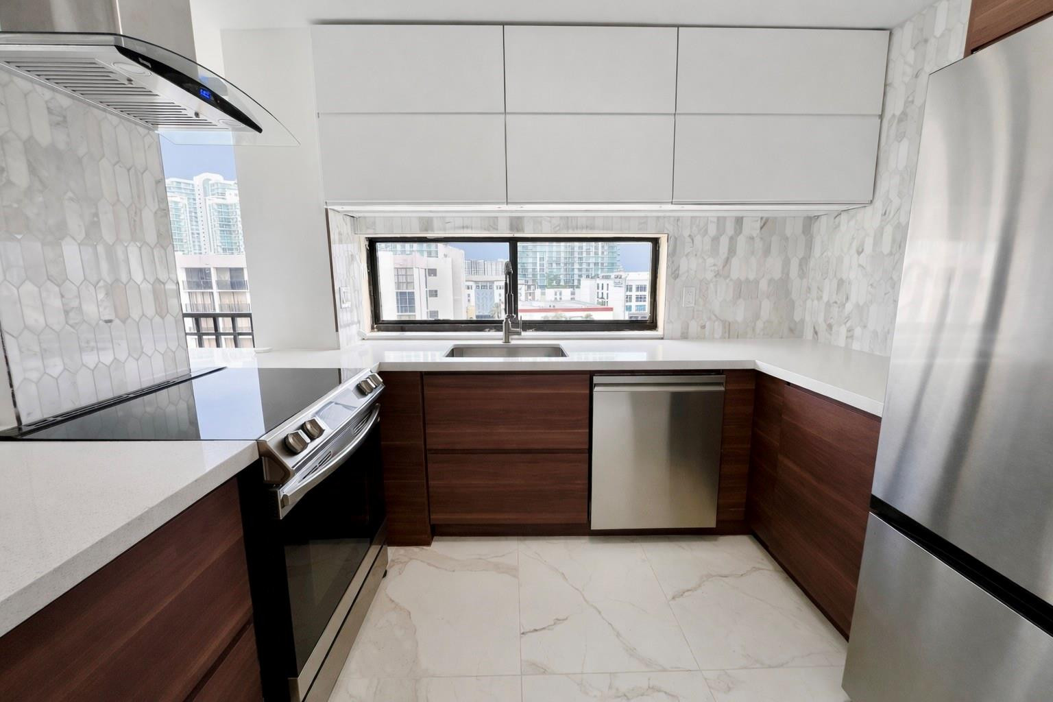 16919 North Bay Road, Unit 911 Sunny Isles Beach, FL 33160 - Photo 7 of 31 Photo 7