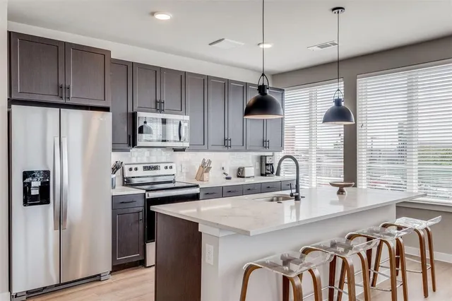 $3,301 | 3900 Commerce Street, Unit 526, Dallas, TX 75226