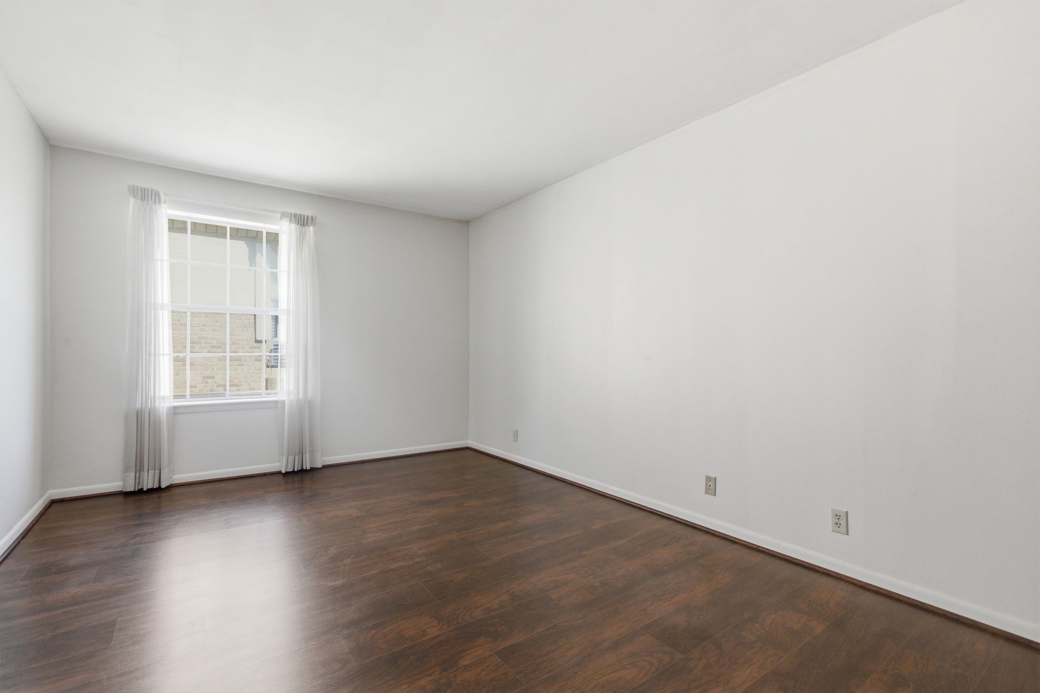 2116 Hobbs Road, Unit G6 Nashville, TN 37215 - Photo 24 of 30 an empty room with wooden floor and windows