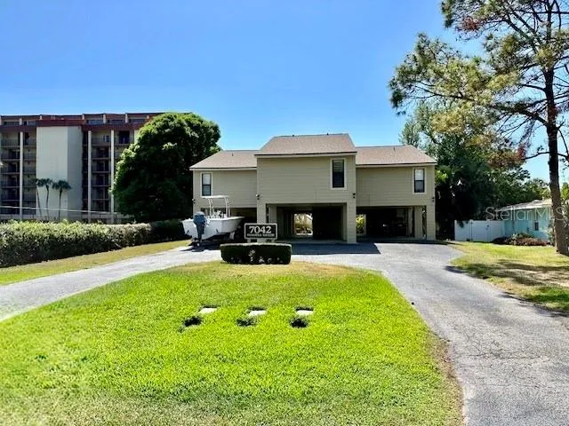 $2,400 | 7042 Hibiscus Avenue South, South Pasadena, FL 33707