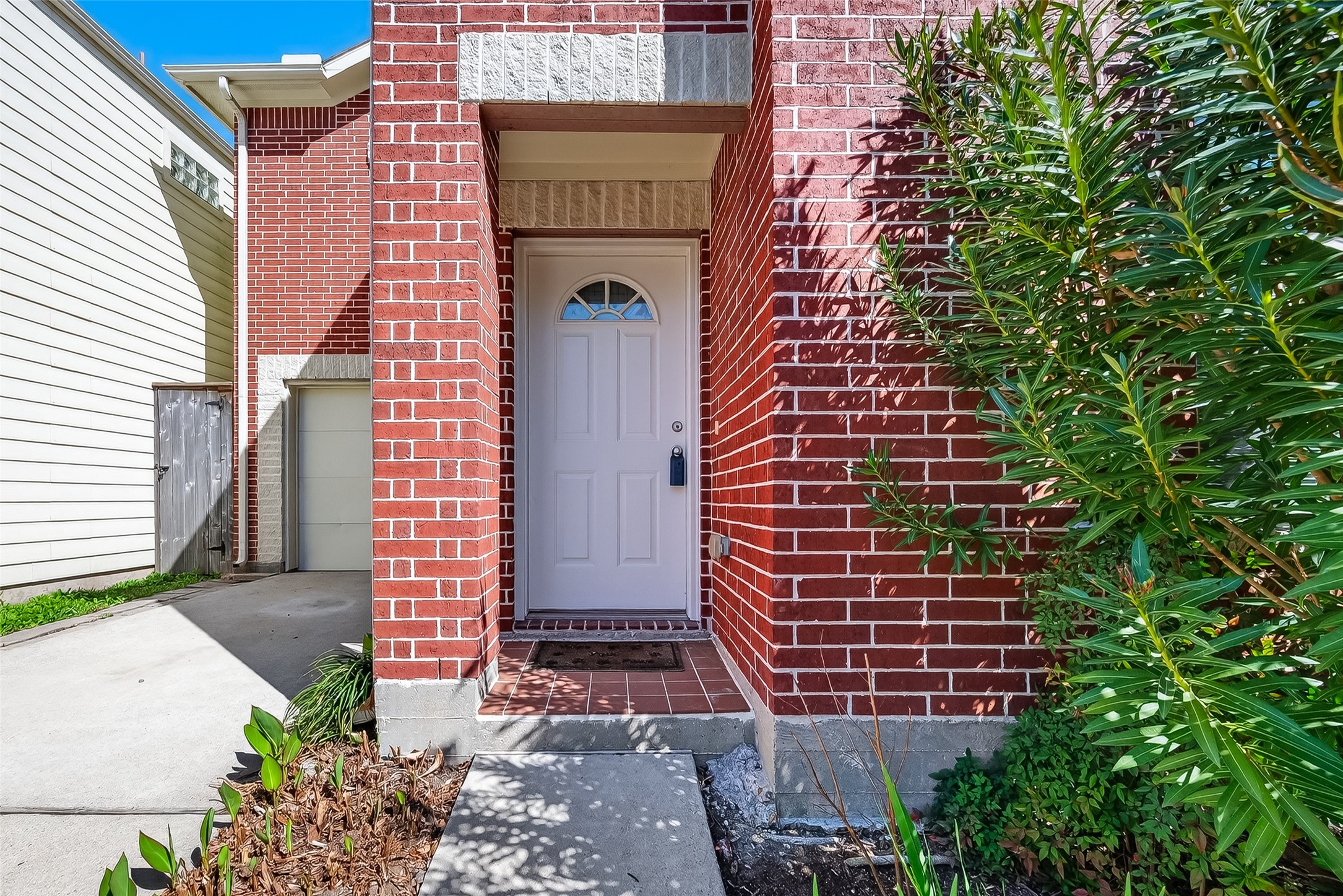 5951 S Loop East, Unit 47 Houston, TX 77033 - Photo 3 of 37 This townhome is located close to the Med Center, Schools, Shopping and has quick access to Loop 610.