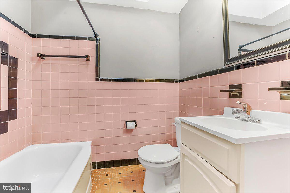 324 West Rively Avenue Glenolden, PA 19036 - Photo 20 of 27 a bathroom with a sink a toilet and shower