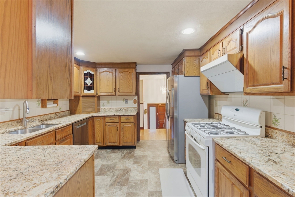 210 Winn Street Burlington, MA 01803 - Photo 8 of 33 a kitchen with a sink stove and refrigerator
