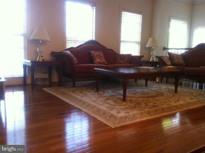 7988 Reserve Way Vienna, VA 22182 - Photo 15 of 30 Living Room