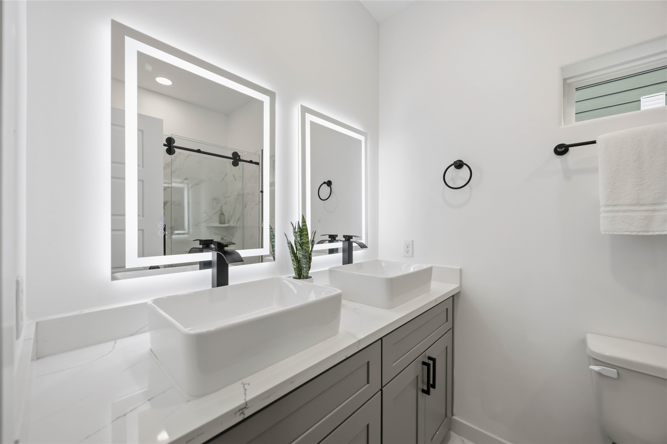 7944 Fields Street, Unit B Houston, TX 77028 - Photo 9 of 17 Primary bath