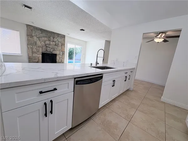 $2,400 | 1575 Cherokee Lane, Las Vegas, NV 89169