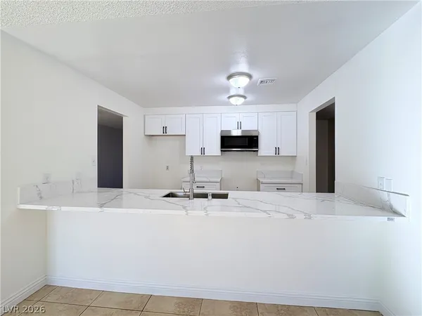 $2,400 | 1575 Cherokee Lane, Las Vegas, NV 89169