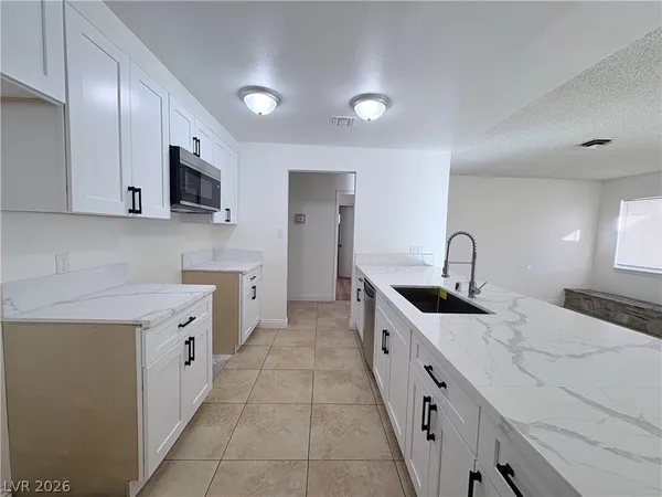$2,400 | 1575 Cherokee Lane, Las Vegas, NV 89169