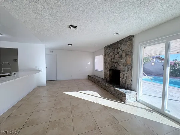 $2,400 | 1575 Cherokee Lane, Las Vegas, NV 89169
