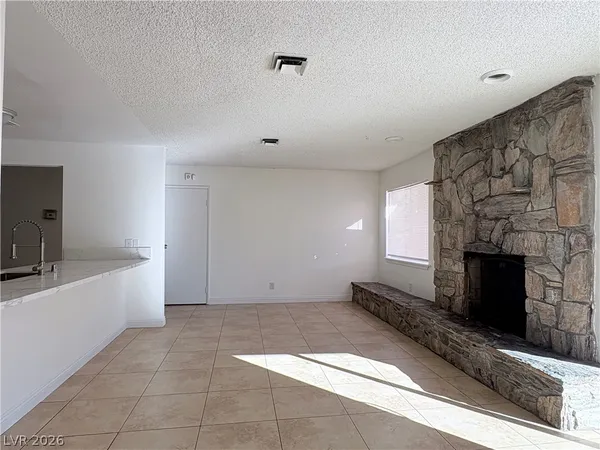 $2,400 | 1575 Cherokee Lane, Las Vegas, NV 89169