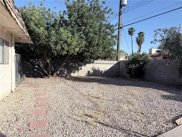$2,400 | 1575 Cherokee Lane, Las Vegas, NV 89169