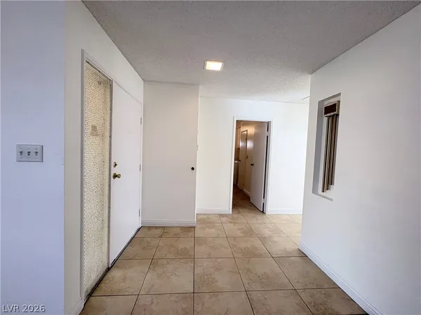 $2,400 | 1575 Cherokee Lane, Las Vegas, NV 89169