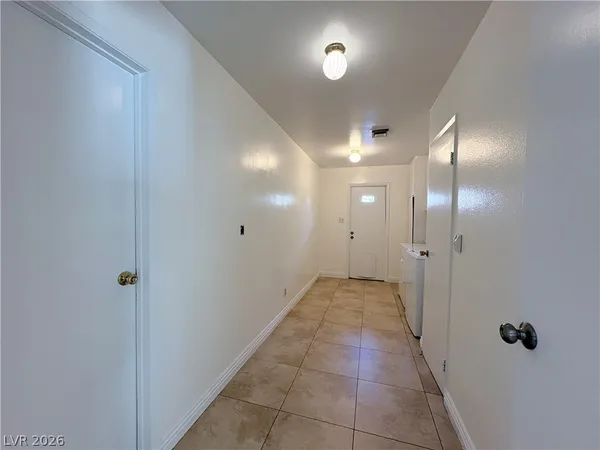 $2,400 | 1575 Cherokee Lane, Las Vegas, NV 89169