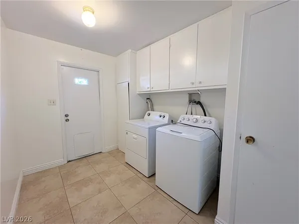 $2,400 | 1575 Cherokee Lane, Las Vegas, NV 89169