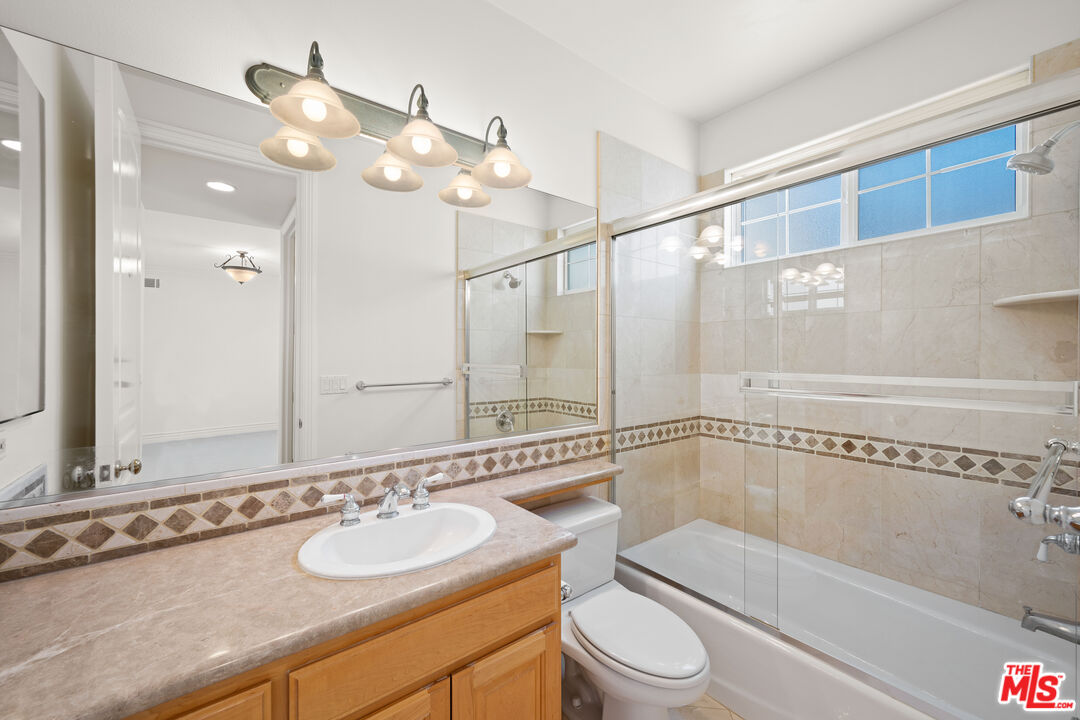 1756 Ruhland Avenue Manhattan Beach, CA 90266 - Photo 18 of 25 a bathroom with a bathtub a sink and a mirror