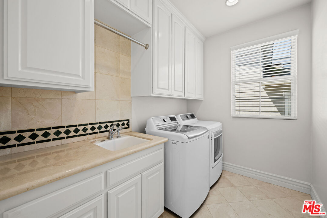 1756 Ruhland Avenue Manhattan Beach, CA 90266 - Photo 19 of 25 a utility room with dryer and washer