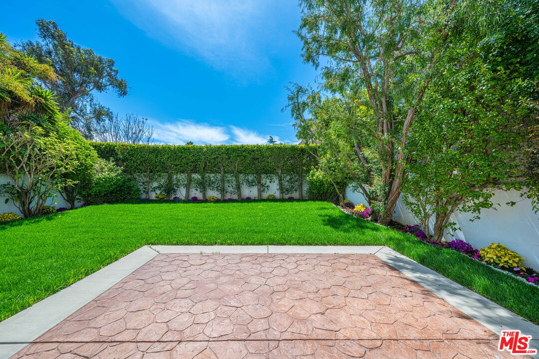 1756 Ruhland Avenue Manhattan Beach, CA 90266 - Photo 21 of 25 a view of a park with plants and a bench