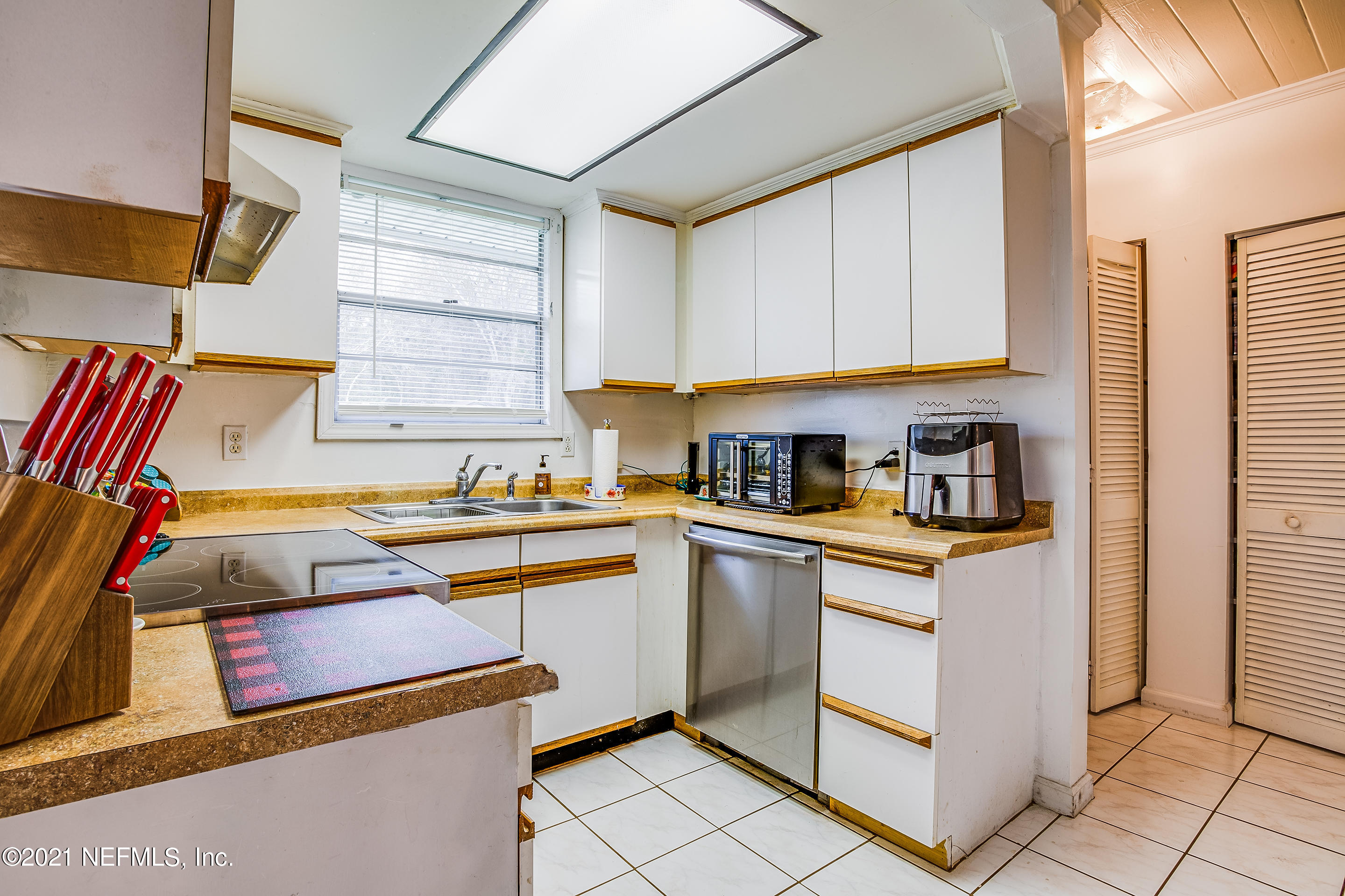 56117 Griffin Road Callahan, FL 32011 - Photo 11 of 30 a kitchen with a cabinets and appliances