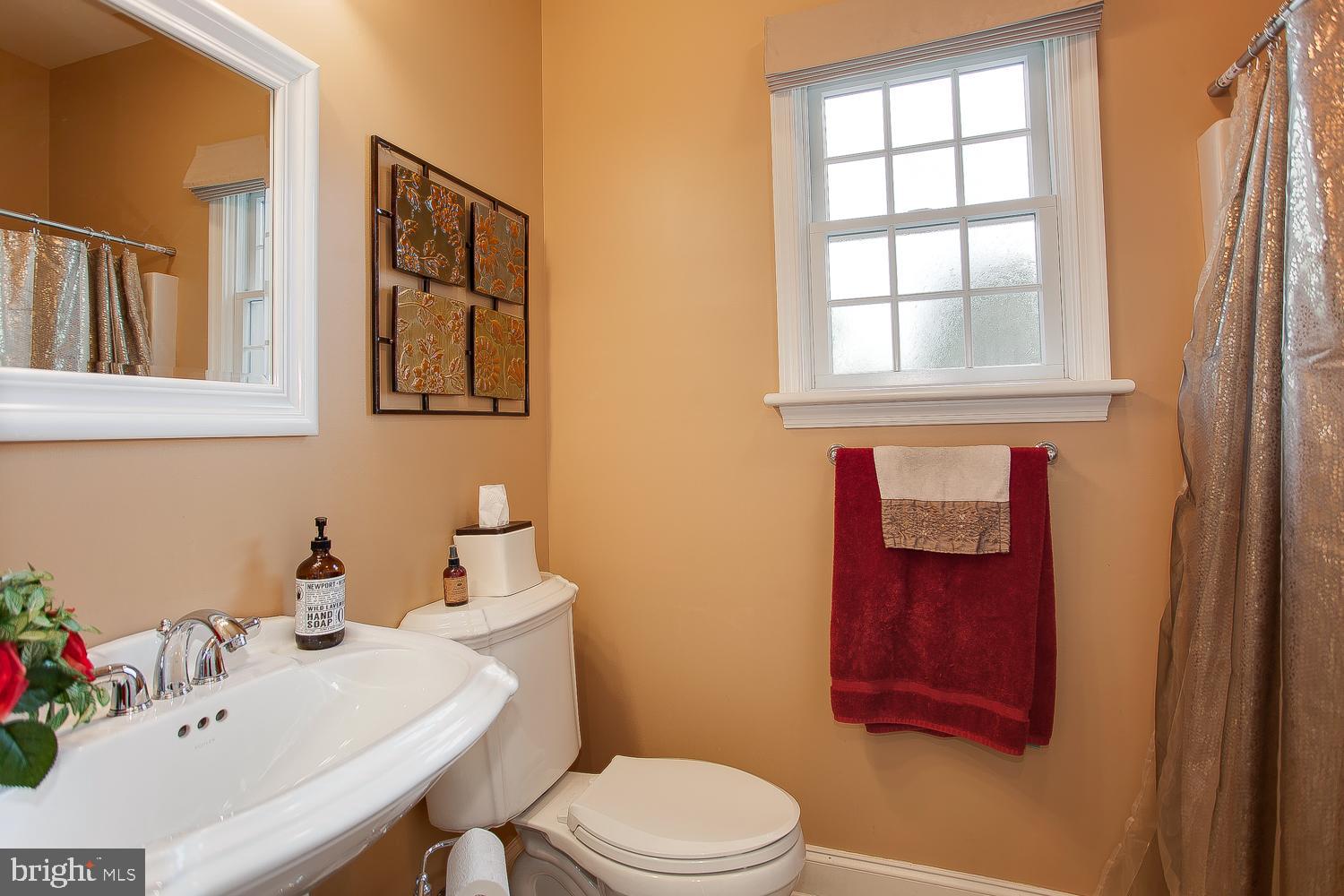 6559 Windmere Road Harrisburg, PA 17111 - Photo 15 of 38 1st floor full bath next to bedroom/office