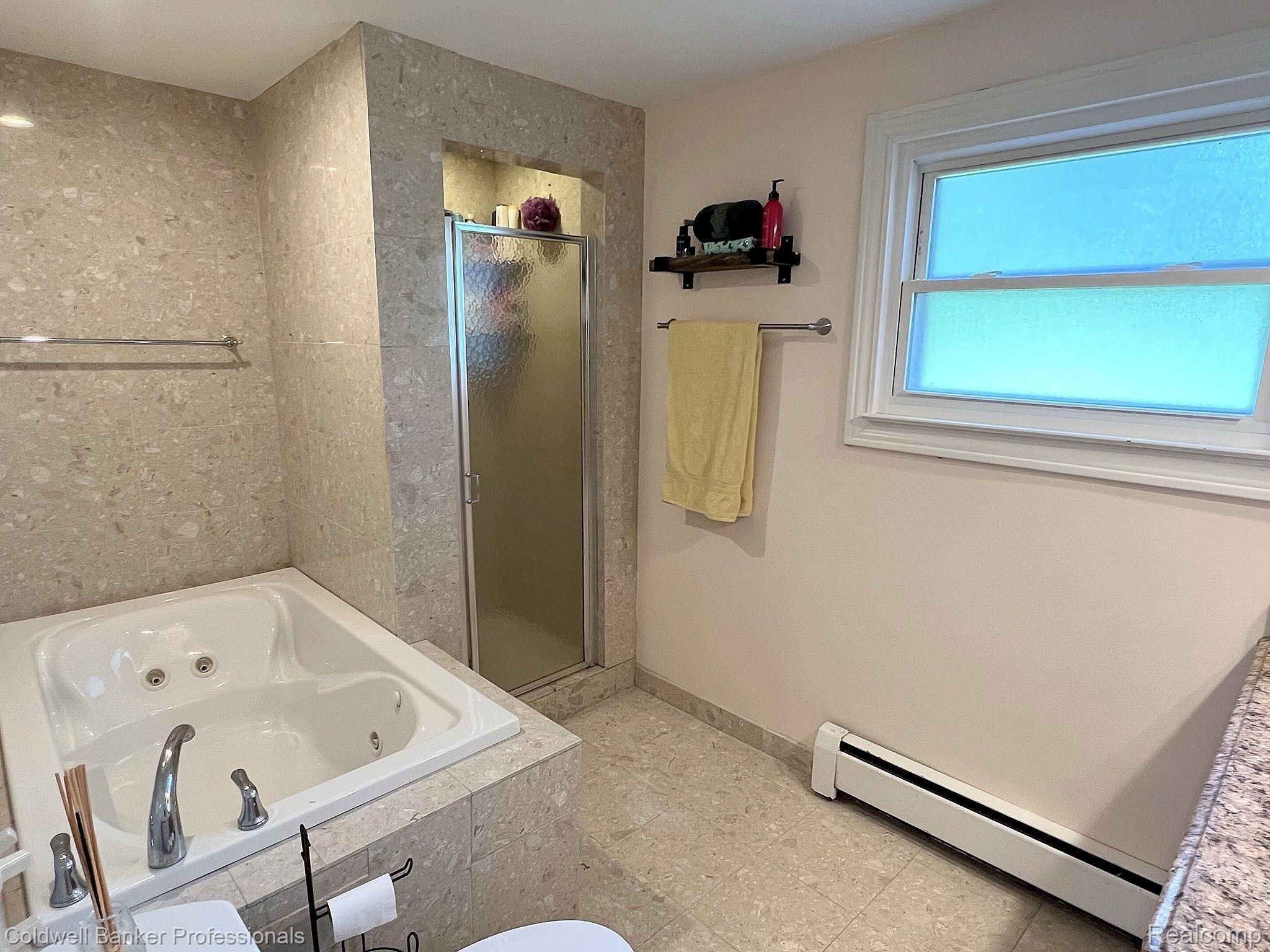 2344 Oklahoma Court Rochester, MI 48309 - Photo 14 of 40 Jetted Tub and Shower Stall