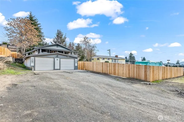 a view of a backyard