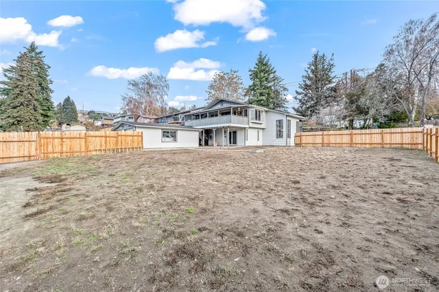 a view of a backyard