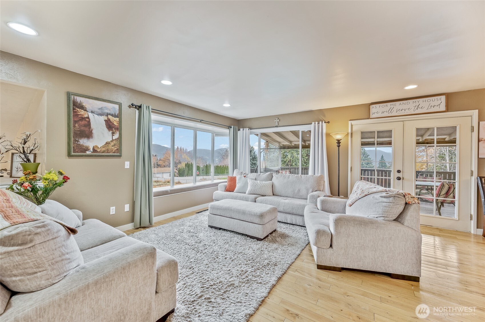 809 North Kenroy Terrace East Wenatchee, WA 98802 - Photo 4 of 33 a living room with furniture and a large window