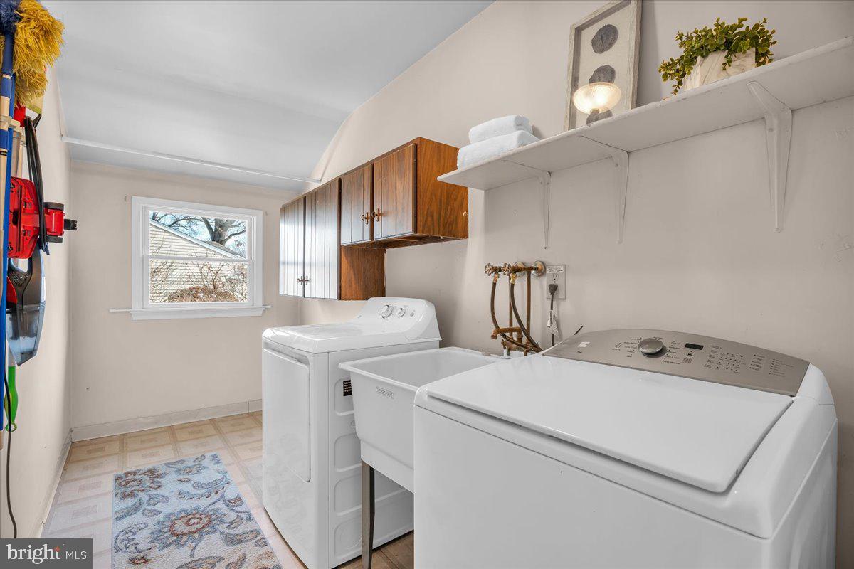 517 Perry Drive Mount Laurel, NJ 08054 - Photo 18 of 41 a utility room with dryer and washer