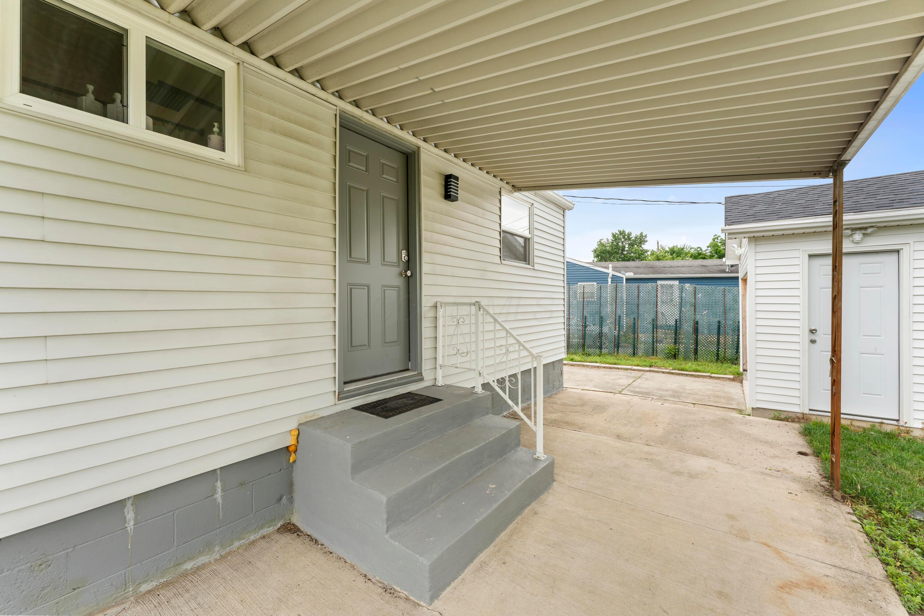 4071 Lynward Road Columbus, OH 43228 - Photo 29 of 32 Patio