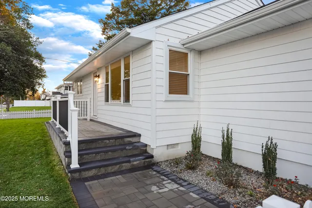 a view of a house with backyard