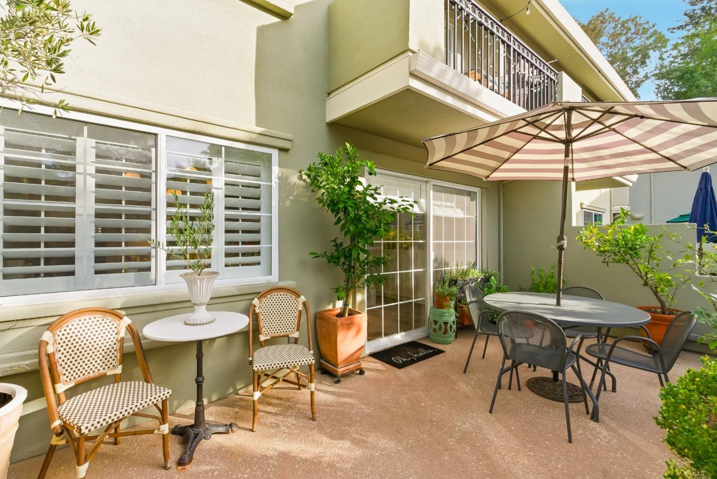 20 Willow Road, Unit 7 Menlo Park, CA 94025 - Photo 19 of 24 a view of a patio with a table and chairs