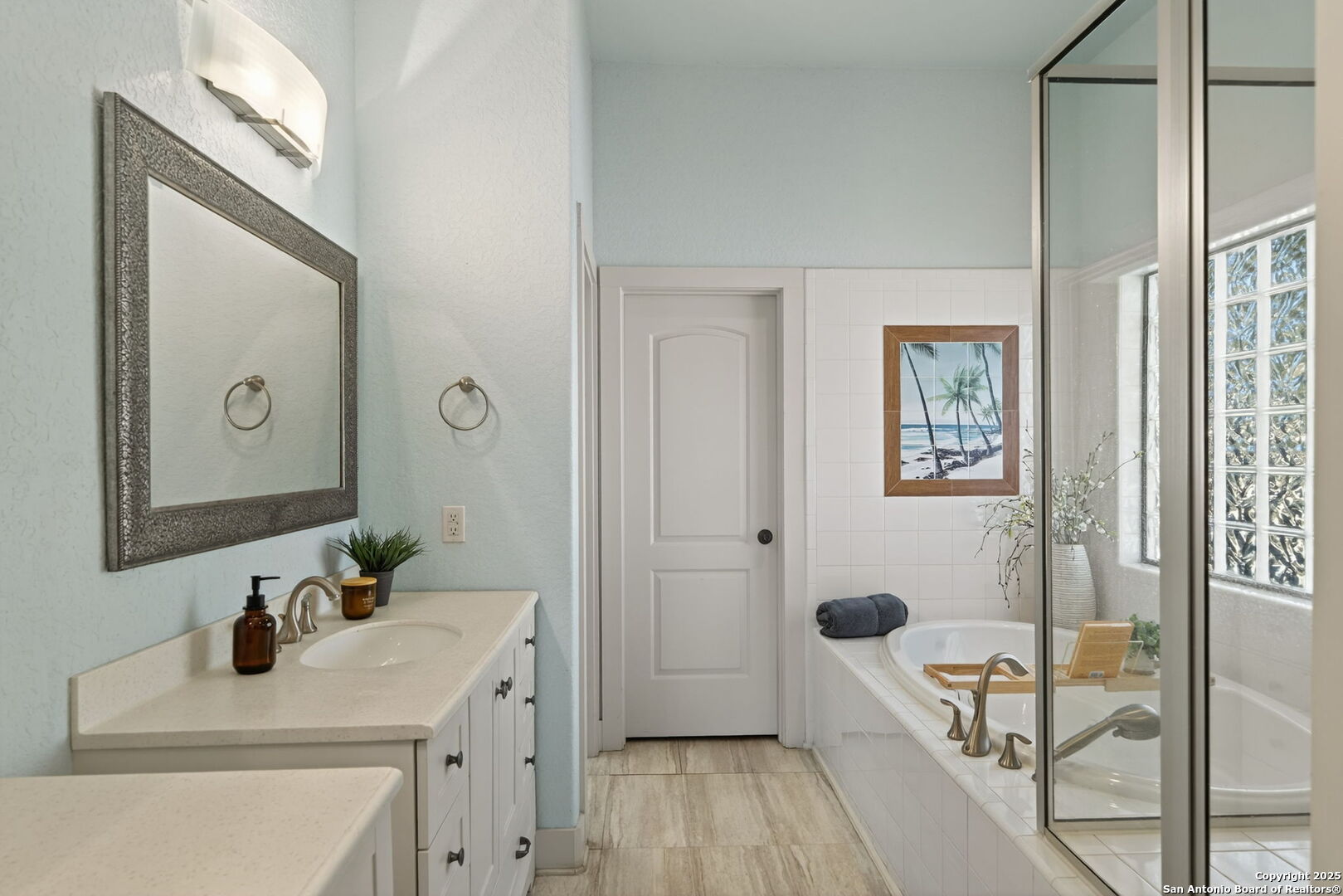 905 Cypress Pass Road Spring Branch, TX 78070 - Photo 21 of 42 a bathroom with a tub a sink and a mirror